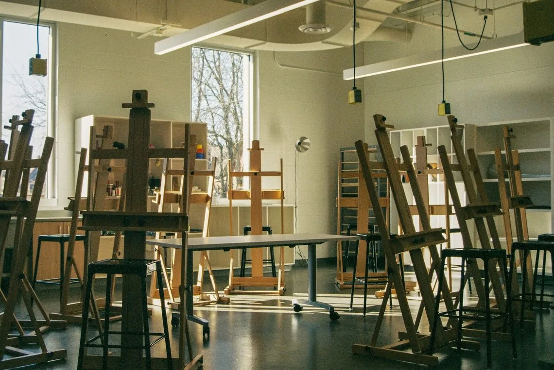 Atelier luminoso pieno di cavalletti in legno