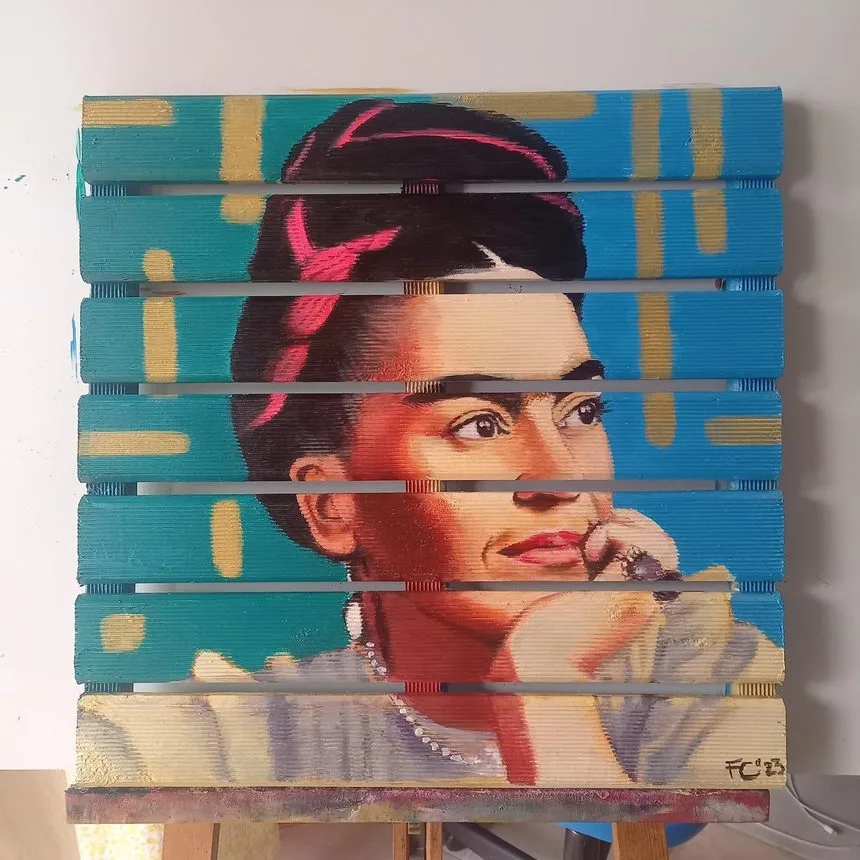 Ritratto di Frida Kahlo dipinto su un bancale di legno