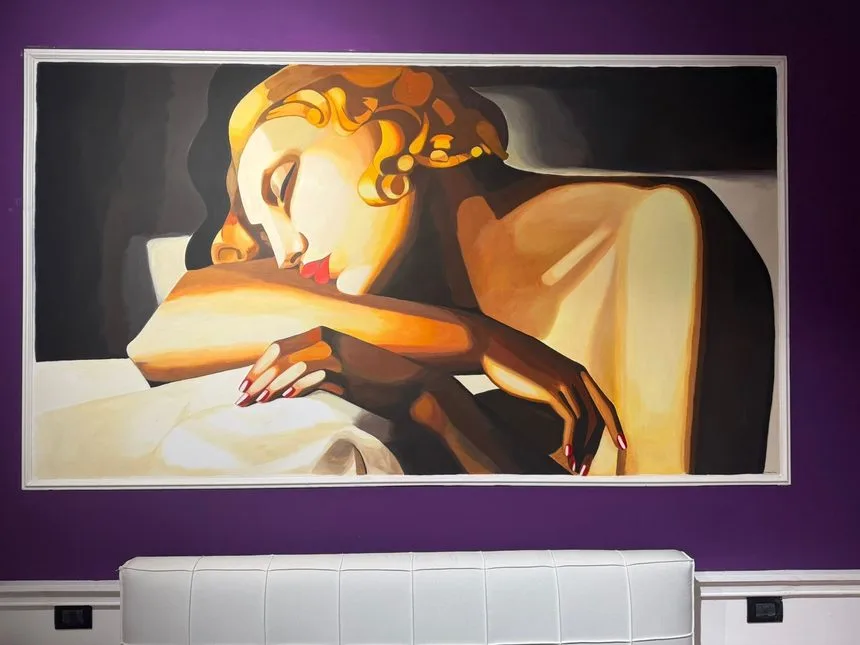 Murale della Dormiente di Tamara de Lempicka dipinto da Francesca su una parete viola