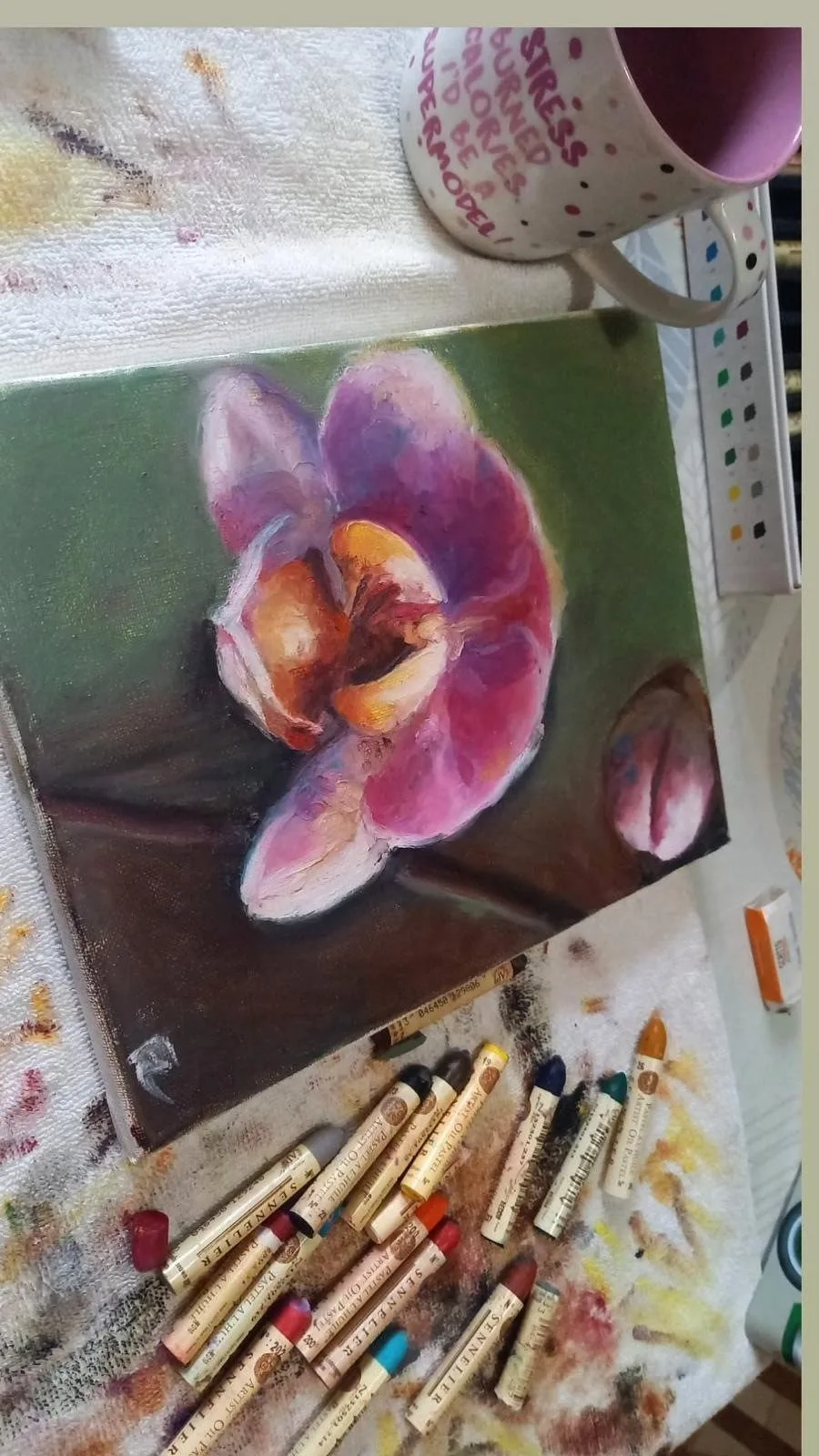 Tavolozza piena di colori a olio