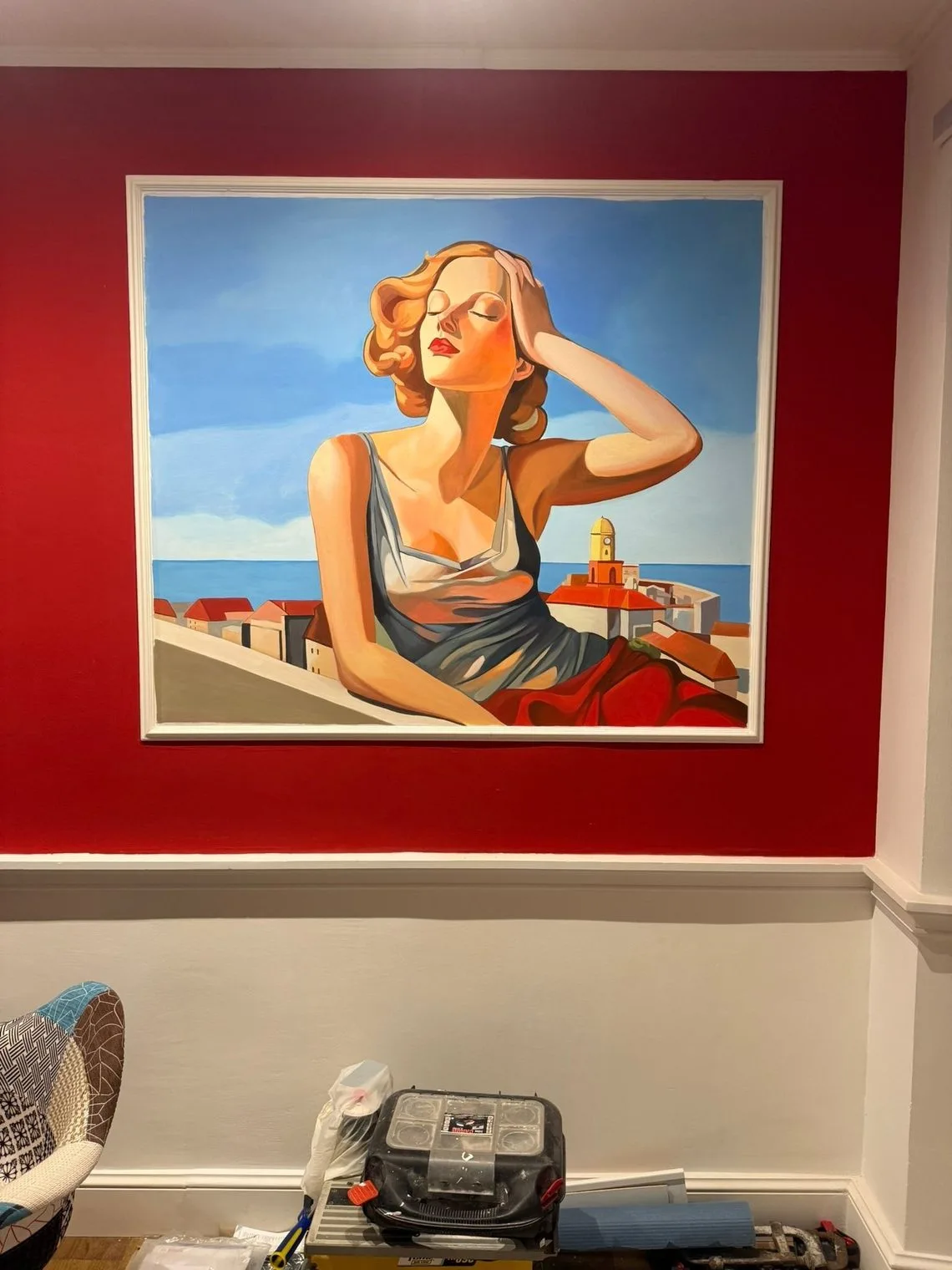 Figura femminile in stile anni Trenta dipinta su una parete rossa di un interno